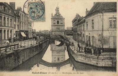 Sur la droite de la vue on peut voir le quai des Salines, qui débouche sur le quai du Commerçe. Sur la gauche on voit le bas de la rue de Dunkerque.